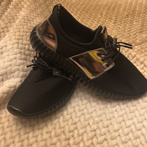 NWOT Astra 2.0, silver and black tennis shoes, size 6? - Picture 3 of 10